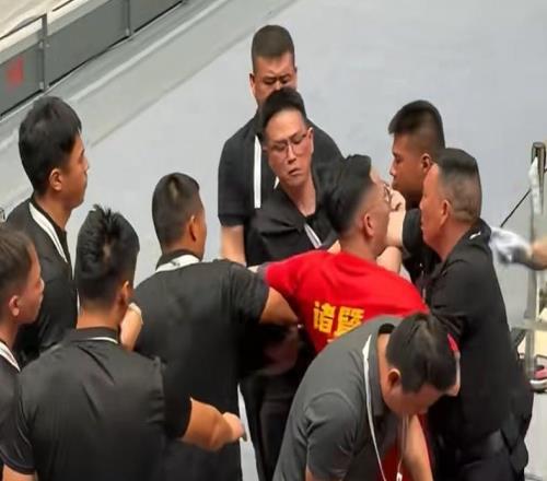 太离谱了！主场球迷砸赵继伟头，安保直接将其架出，丢人丢大了！