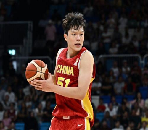 中国男篮8987掀翻小组第一！杨瀚森立大功，不愧是NBA首轮秀