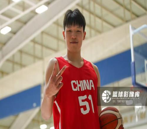 19分+绝杀！杨瀚森微微一笑，他已经成为中国男篮的绝对核心