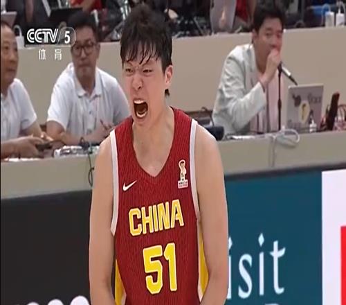 火药味十足！杨瀚森被抱摔倒地，起身用笑声回应