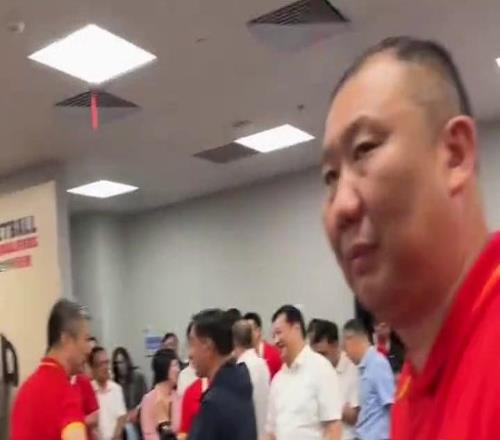 王治郅更衣室追问赵继伟：那球咋传的我看着都要丢