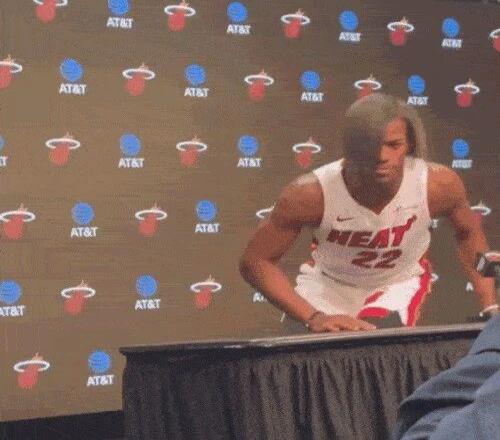 NBA官方认证！巴特勒那一头秀发，跟我们的青春一样回不去了！