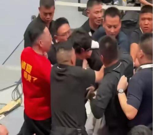 砸赵继伟杨瀚森的球迷，何许人也有何背景名嘴苏群披露详情
