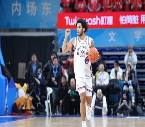 他爸是球队副总裁，他靠Exhibit10合同进了76人
