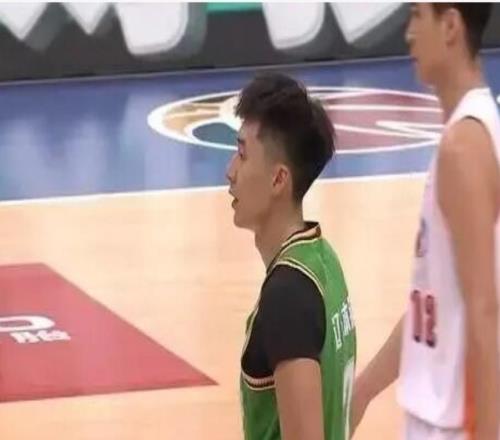 夏季联赛辽宁男篮8076战胜福建男篮，段睿骐首秀失误太多，张陈治锋砍下全队最高分，李虎翼惊喜满满