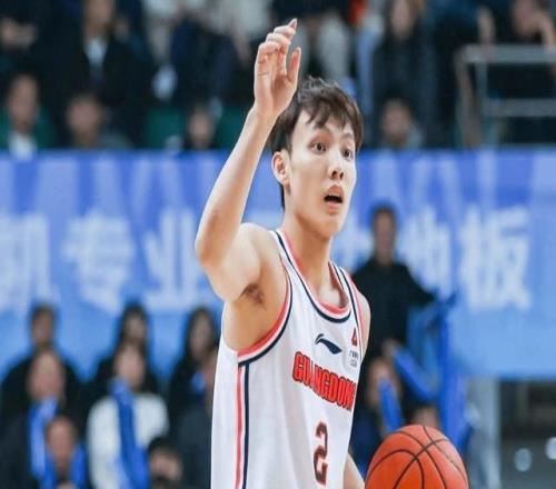 广东宏远全新阵容亮相！新帅上演首秀，周鹏面对旧主，胡明轩缺席