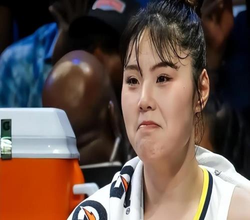 中国女篮上演大乌龙！李月汝护照遗失离谱缺席，王思雨带伤征战