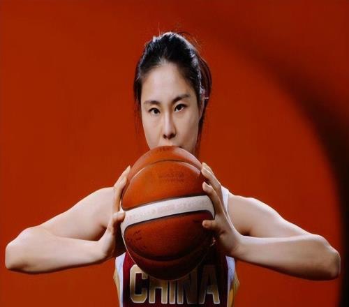 中国女篮“天塌了”！世界杯还没打就伤一猛将：王牌后卫90度崴脚