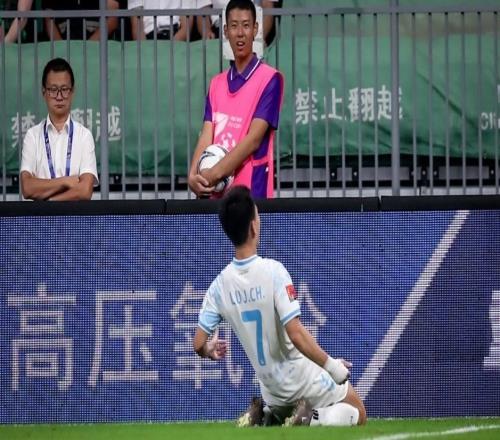 卢建辰客战国安打进1球，而且实现了与张玉宁合影的赛前心愿