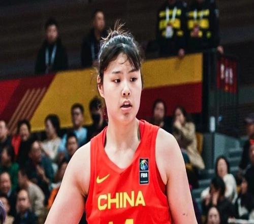 中国女篮世界杯12人大名单出炉！李月汝缺席后最新发声，仅有3人参加过上届世界杯，王思雨带伤坚持