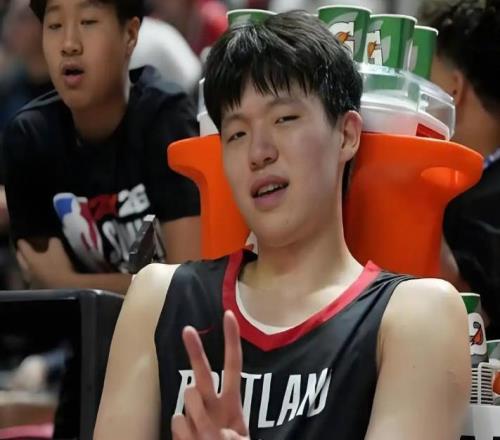 杨瀚森被砸后续，扔球少年身份曝光，真实目标出人意料