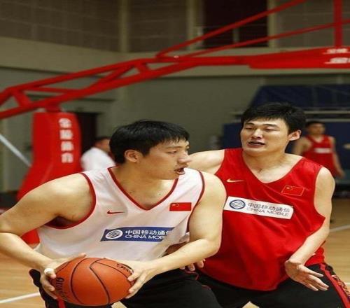 原来他是李月汝前男友，曾淡出CBA，如今靠打商业联赛和野球谋生