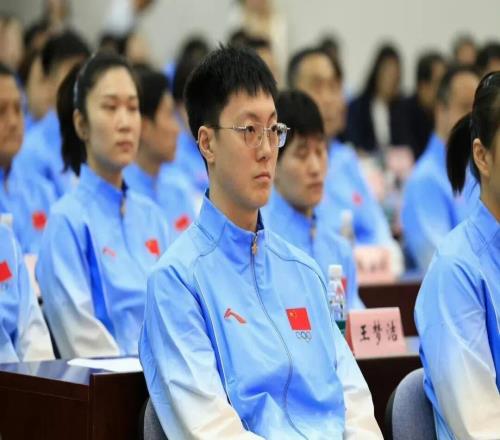 胡明轩锁定中国男篮新队长，贺希宁离队下一步计划出炉，北京男篮夏联三连胜，范子铭与辽篮小将代彦龙发生冲突