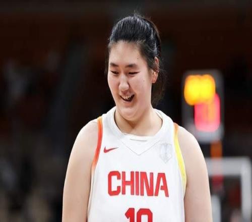 女篮首秀狂输33分，张子宇13+6+2帽，苏群发声：不能拿她对标姚明