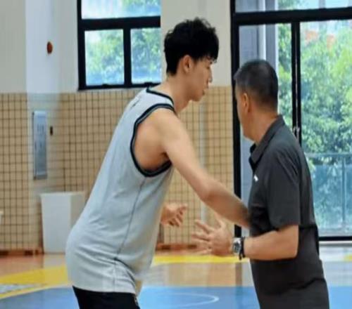 力保黄明依上位！广东新外教重建锋线群，杜锋惨遭狠狠打脸