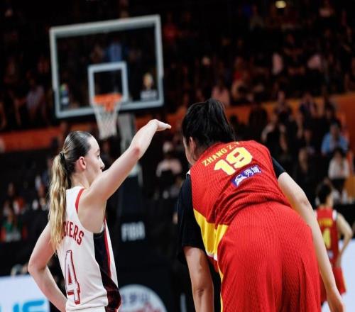 你好高！FIBA官方晒照：1米83的佩吉和2米23的张子宇