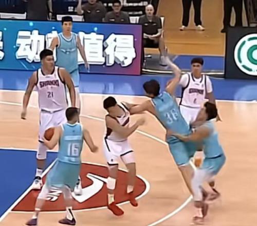 怒了！挥拳砸向张宁！CBA夏联第一激烈冲突