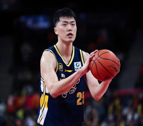 输给深圳8分！揪出广东队表现最差之人：连续走步+传球失误
