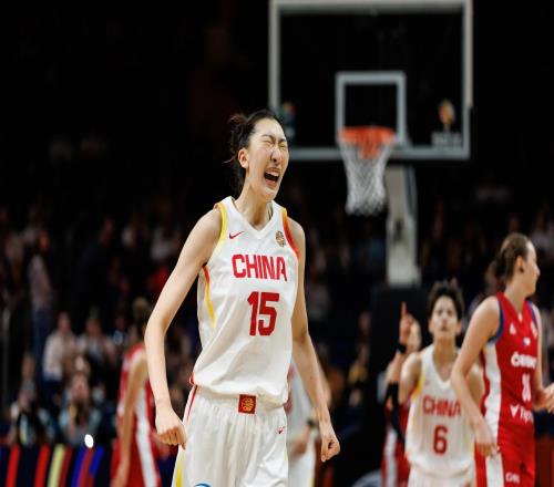 中国女篮提前出线，杨舒予绝平造逆转，韩旭力挺19岁张子宇