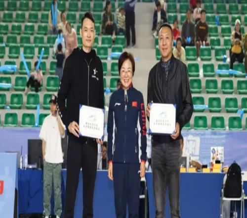 初代助攻王李群：拿3冠退役，54岁当校长，娶篮球女神很幸福