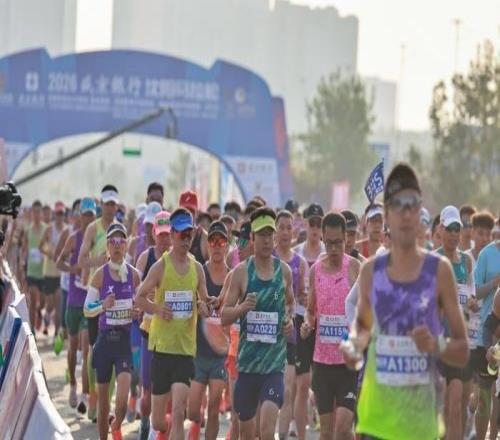 朱芳雨现身“桂BA”总决赛，现场开课教小孩打球