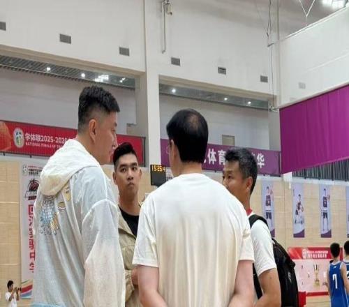 杜锋现身福州看初中生打球，这信号不简单
