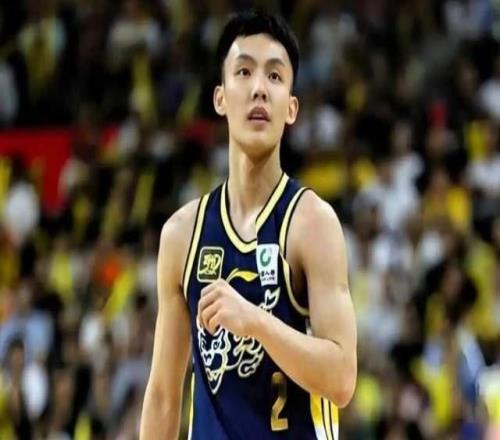 广东宏远6分险胜！新帅拿到首胜，杨溢大爆发，张文逸12分