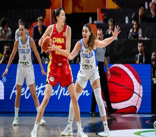 随着中国女篮20分大胜意大利，锁定小组第二，奠定杨舒予韩旭内外真核位置，下一场对手出炉，单场淘汰赛