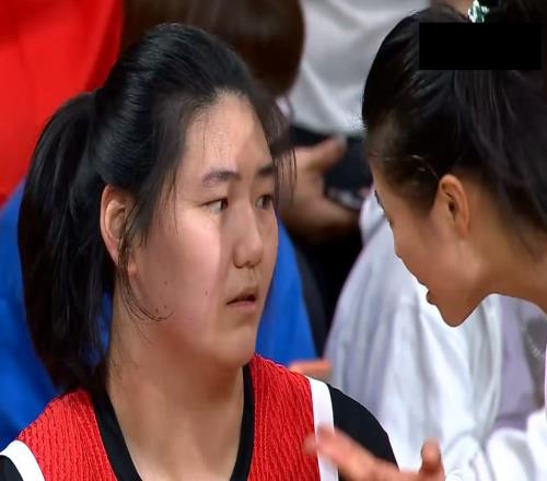 女篮登热搜榜！意主帅捂脸自闭王思雨现场指导张子宇宫鲁鸣被赞MVP