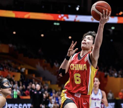 22次交替领先，拼到最后1秒！中国女篮晋级8强，这3人功不可没