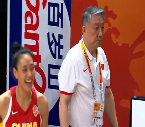 女篮淘汰波多黎各！韩旭呐喊庆祝，宫鲁鸣松口气，对手被打哭了！