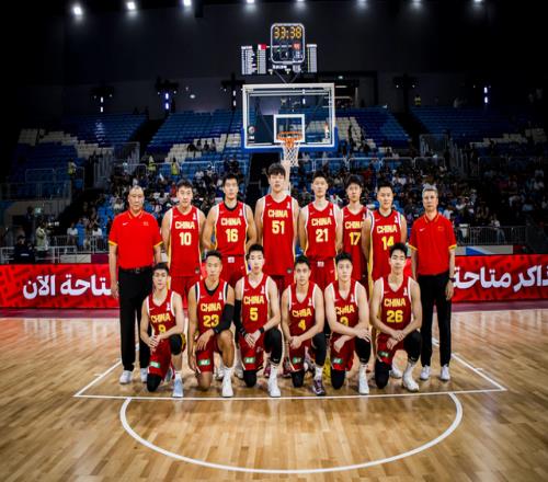 太难了！中国男篮在名古屋3人住一个集装箱，下暴雨导致场馆漏水