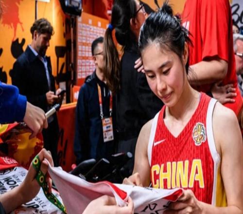 女篮险胜晋级！王思雨7分5助破死局，又美又飒，难怪宫鲁鸣信她
