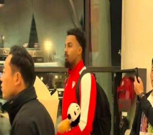 辽宁男篮新外援凯勒爱德华兹抵达沈阳