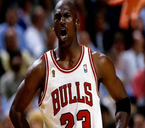 NBA周最佳拿最多的球员是谁乔丹25个，科比33个，那詹姆斯呢