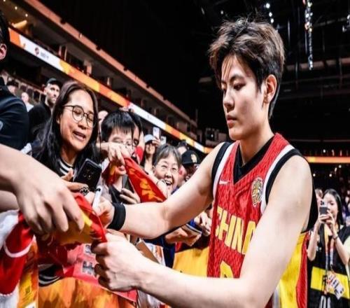 热议中国女篮晋级世界杯八强媒体人狂赞：杨舒予韩旭定海神针