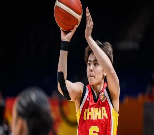 中国女篮历史首人！杨舒予15+11尖刀变超巨关键两罚力证大心脏