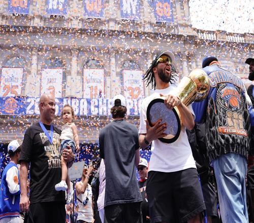 纽约新英雄空降SNL，NBA总决赛MVP首秀主持