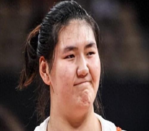 别再骂张子宇！女篮困境根源不在她，这个首发点长期隐身才是隐患