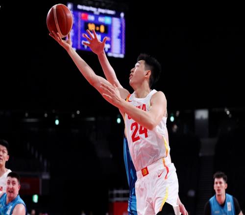 18分钟砍12+3！抢篮板拼到后脑勺着地，他才是中国男篮的锋线正解