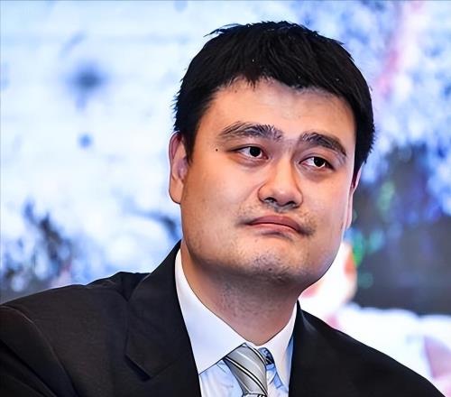 中国女篮惨败美国仅1天，难堪的一幕出现，姚明当年的话应验了