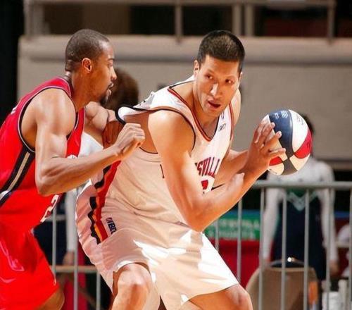 巴特尔50岁了，他打了3年NBA，已经能拿退休金，他每月领多少