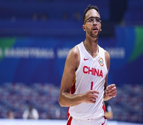 李凯尔：中国男篮大部分球员都会英文，就赵继伟和周鹏不会说