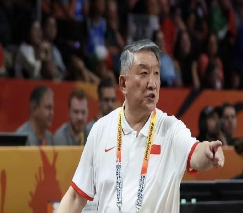 苏群：宫鲁鸣不会下课！他是中国篮球功勋教练被攻击我怒不可遏