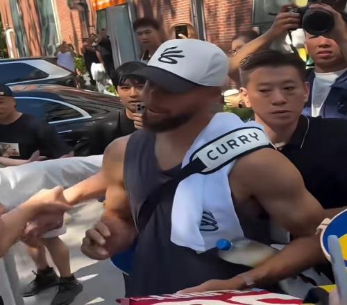 NBA巨星库里架子大！中国行球迷太兴奋无秩序，库里直接取消签名