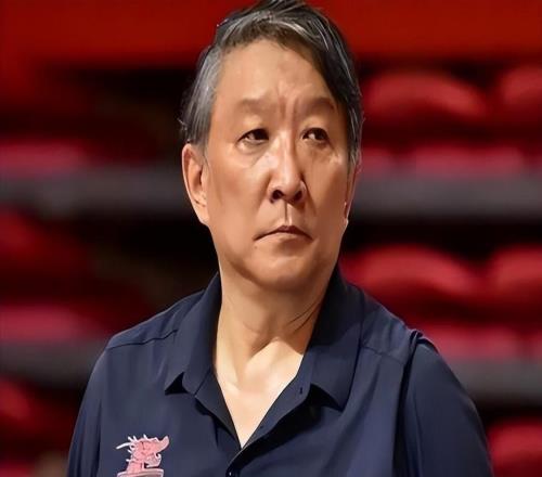 5人交白卷，中国女篮6190不敌法国队，张子宇难担宫鲁鸣厚望
