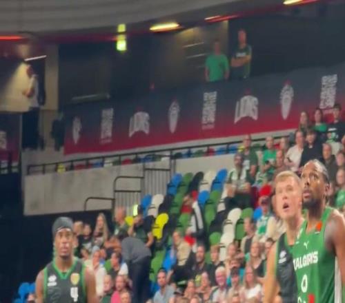 离开NBA回立陶宛，瓦兰罚球时全场为他欢呼