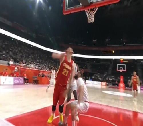 两罚一中，胡金秋篮下强攻拿到本场首分