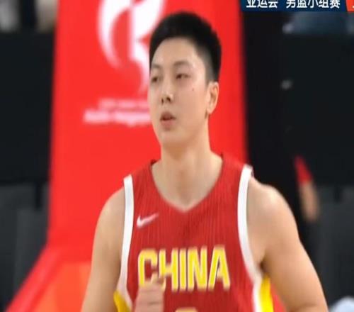 亚运会：中国男篮半场领先17分！廖三宁轰15+2，胡明轩4分，李悦洲7分