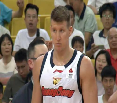 广东队新外援首秀！有3大惊喜球迷：技术全面，很适合广东队